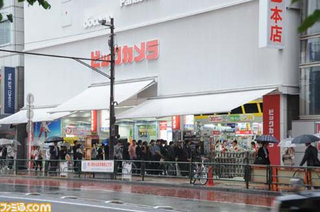 Illustration for article titled Metal Gear Solid 4 Japan Launch - Tokyo